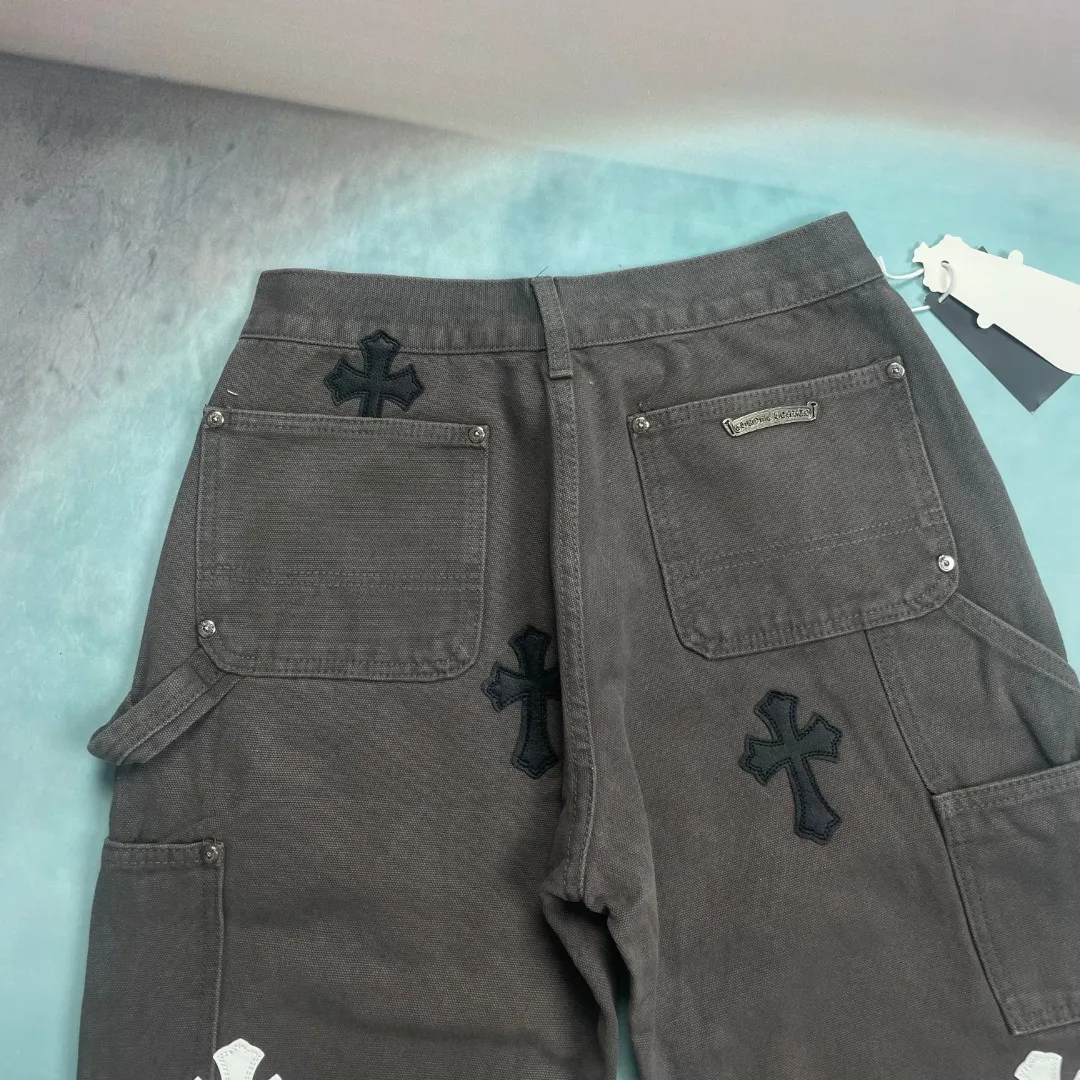 🅿️290 🔘Style number-KL128 🔘Chrome Hearts𝐂𝐡𝐫𝐨𝐦𝐞 𝐇𝐞𝐚𝐫𝐭 Matty Boy Sex Records series Cross black and white patchwork leather lumberjack jeans* Chrome Hearts Matty Boy Sex Records The patchwork leather jeans series is a masterpiece of fashion craftsmanship. It is made of beaded canvas fabric, which has been carefully crafted through heavy washing process, giving the fabric an extremely complex and unique texture, and the upper body has an extraordinary texture. In terms of shape shaping, precise three-dimensional cutting is used to present straight and neat lines, adapting to various body shapes. In terms of accessories, the hardware is customized from ZP (YKK sub-brand) and is of high quality. After being washed, beaded canvas not only becomes thicker, but also has a soft touch and excellent breathability, which greatly enhances the wearing experience. The details are full of ingenuity. The customized small leather label is exquisitely designed, the overall design is unique, and the workmanship is meticulous. Every trace is neat and meticulous, and the details are handled to the extreme. This pair of jeans perfectly integrates multiple fashion elements and breaks gender barriers. It can be easily worn by both men and women and is extremely trendy. Comparable to the Croxin double knee cross leather B01 logging pants and straight overalls B136, they are also extremely luxurious, with a market value of up to 1.9W. They are distinctively characterized by patchwork cross flower embellishment and high-waist washing technology. They embody top-notch heavy-duty craftsmanship and have become a highly sought-after focus item in the fashion industry. As a fashion brand that exudes a rich and luxurious atmosphere, Croxin is known as a high-street aristocrat and is favored by fashionistas and the rich second generation. Compared with ordinary high-street brands, it is more luxurious and noble; compared with traditional luxury brands, it has a bit more fashion personality and unique charm, making it the best choice for fashionistas. Specific to this pair of jeans, they are made of imported denim fabric, with custom-made silver-plated Crow heart buttons. The crosses are hand-embroidered from first-layer sheepskin, and blended into a variety of rare leather materials such as horse hair, sheepskin, and suede. There are a total of 26 genuine leather crosses on the whole pants, giving them a full sense of luxury. After repeated washing, the fabric becomes more delicate and breathable, making it easy to adapt to various styles. The buttons and zippers are made of genuine YKK vintage metal products, and the front knees are reinforced with double-layer canvas. Every hardware is carefully selected, and the details are exquisitely processed, fully demonstrating Croxin's excellent craftsmanship and cutting-edge fashion taste.  Size: S M L XL XXL (28.30.32.34.36) Color: Dark Gray